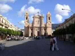 Piazza Duomo, to hang around, to try some tipical dishes, to have a pleasant evening