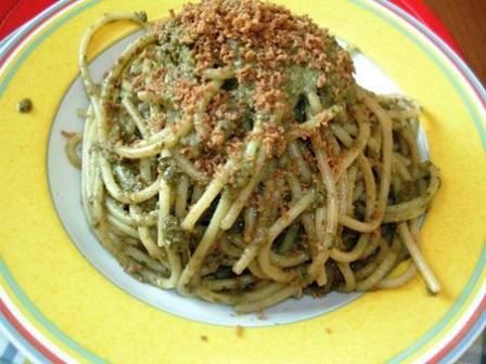 Pasta Bucatini mit Bottarga und einem Pesto aus frischen Artischocken