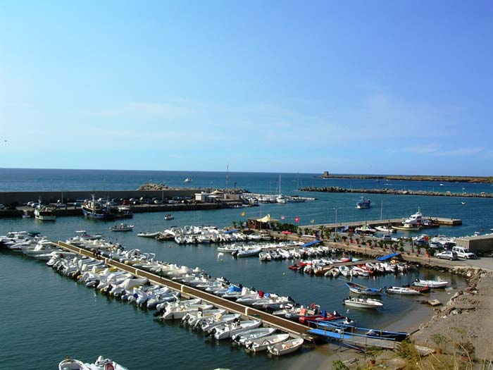 der Hafen von Terrasini im August