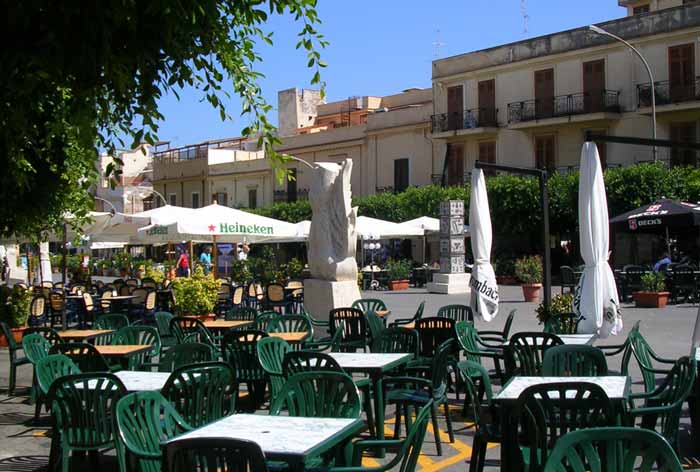 die Piazza von Terrasini im August