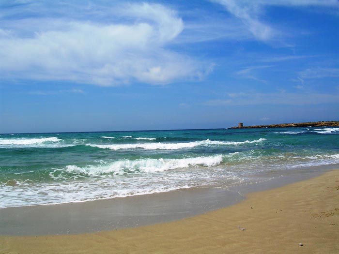 der Strand von Terrasini in Sizilien im August