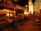 die Piazza von Terrasini im Sommer