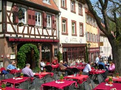 auf dem Marktplatz sizten und Leute gucken